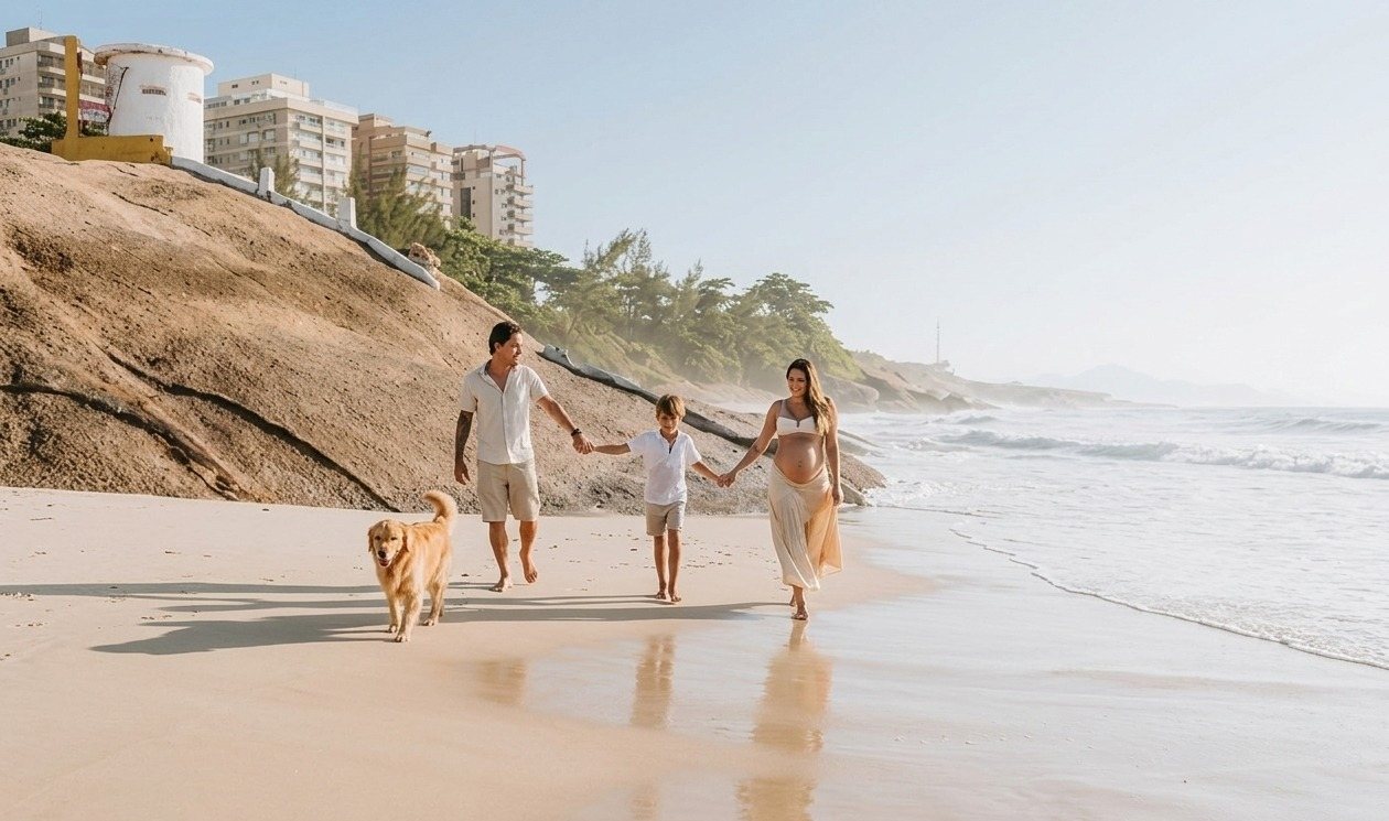 Família caminhando na praia com o cachorro ao amanhecer